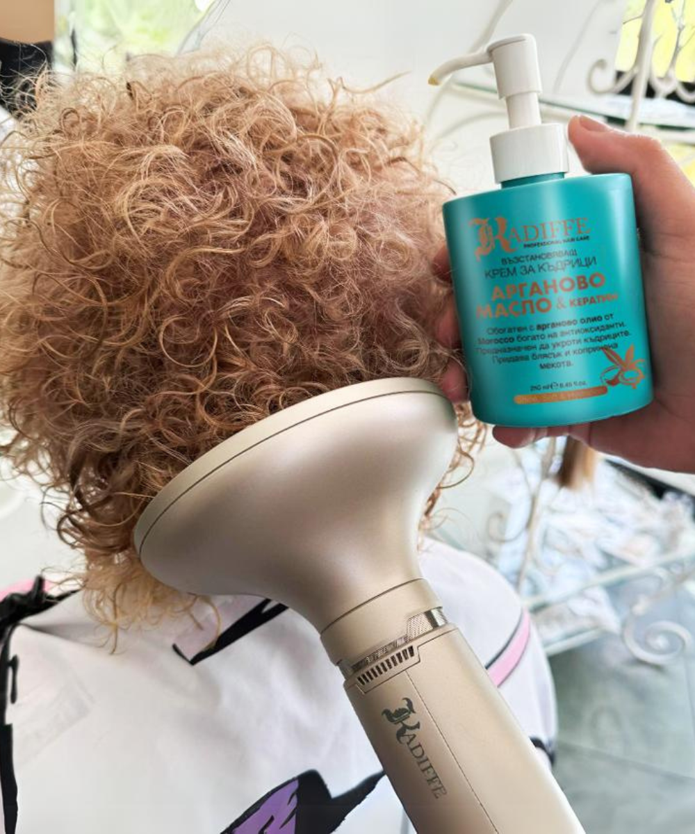 Възстановяващият крем за къдрици Kadiffe е обогатен с висококачествено арганово масло и кератин и ще трансформира косата ти от рошава към коса с красиви меки и дефинирани къдрици.