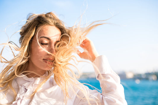 Как да защитиш косата си от слънцето с правилната грижа